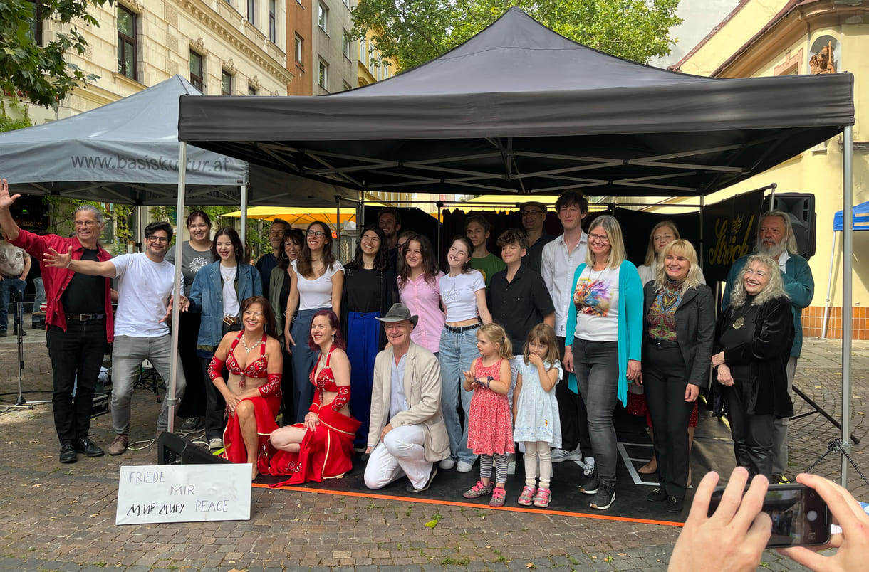 Großgruppenfoto der auftretenden Künstler:innen beim Friedensfest
