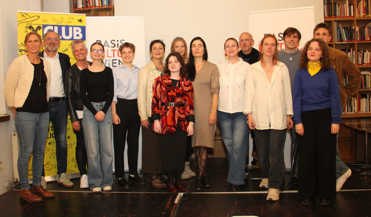 Großgruppenfoto aller - anwesenden - Preisträger:innen, Juror:innen, Organisatorinnen, Stadträtin und Geldgeber
