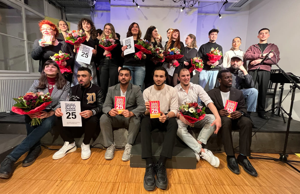 Großgruppenfoto aller anwesenden Preisträger:innen, Juror:innen, Preisübergeber:innen, Team der edition exil