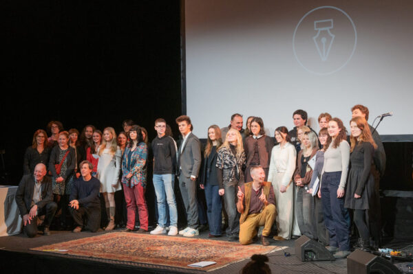 Großgruppenfoto aller (anwesenden) Finalist:innen, Juror:innen, Schauspieler:innen, Organisator:innen