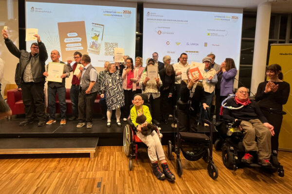 Gruppenfoto aller - anwesenden - Preisträger:innen, Juror:innen usw.