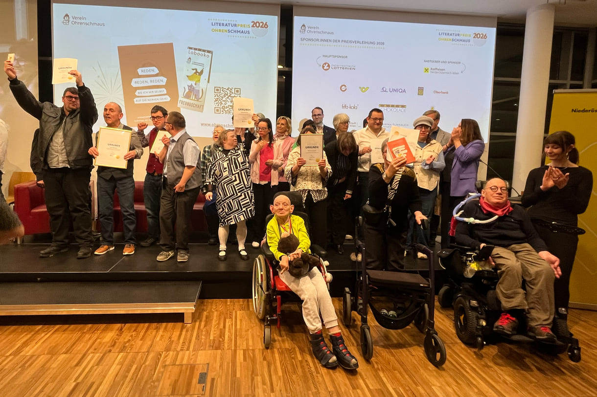 Gruppenfoto aller - anwesenden - Preisträger:innen, Juror:innen usw.