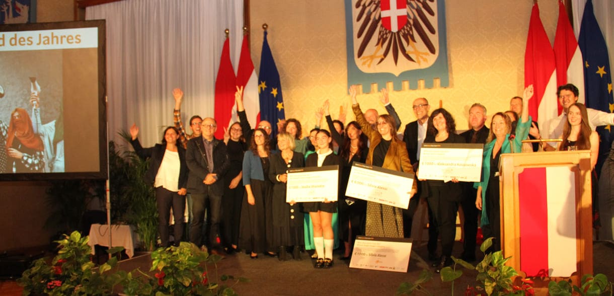 Großgruppenfoto der anwesenden Gewinner:innen, Preisüberreicher:innen usw.