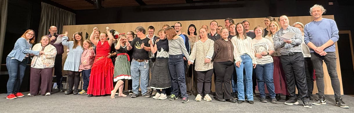 Großgruppenfoto aller - anwesenden - Mitwirkenden an der Ausstellung