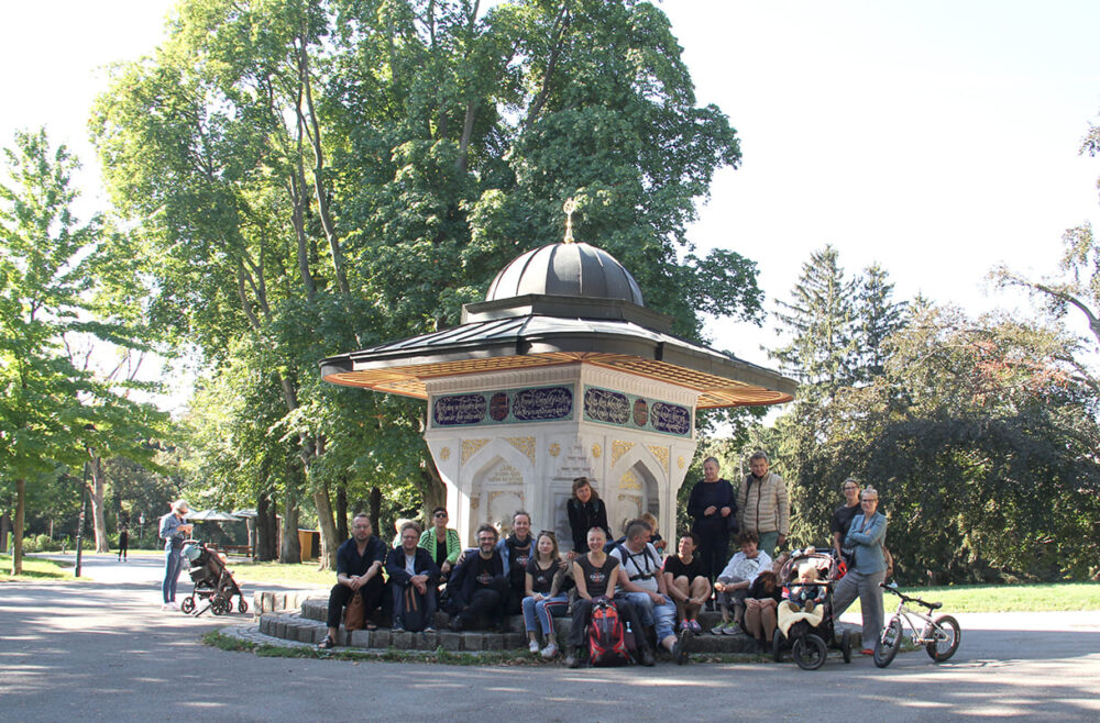 Gruppenfoto der Wanderer:innen - zumindestens einer ersten Teilstrecke durch den Park und Teile Wiens