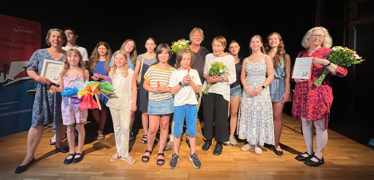 Die beiden Jurys, die Literatur-Bagage-Initiatorinnen, Autor:innen, Übersetzerin und Renate Welsh auf dem Großgruppen-Foto