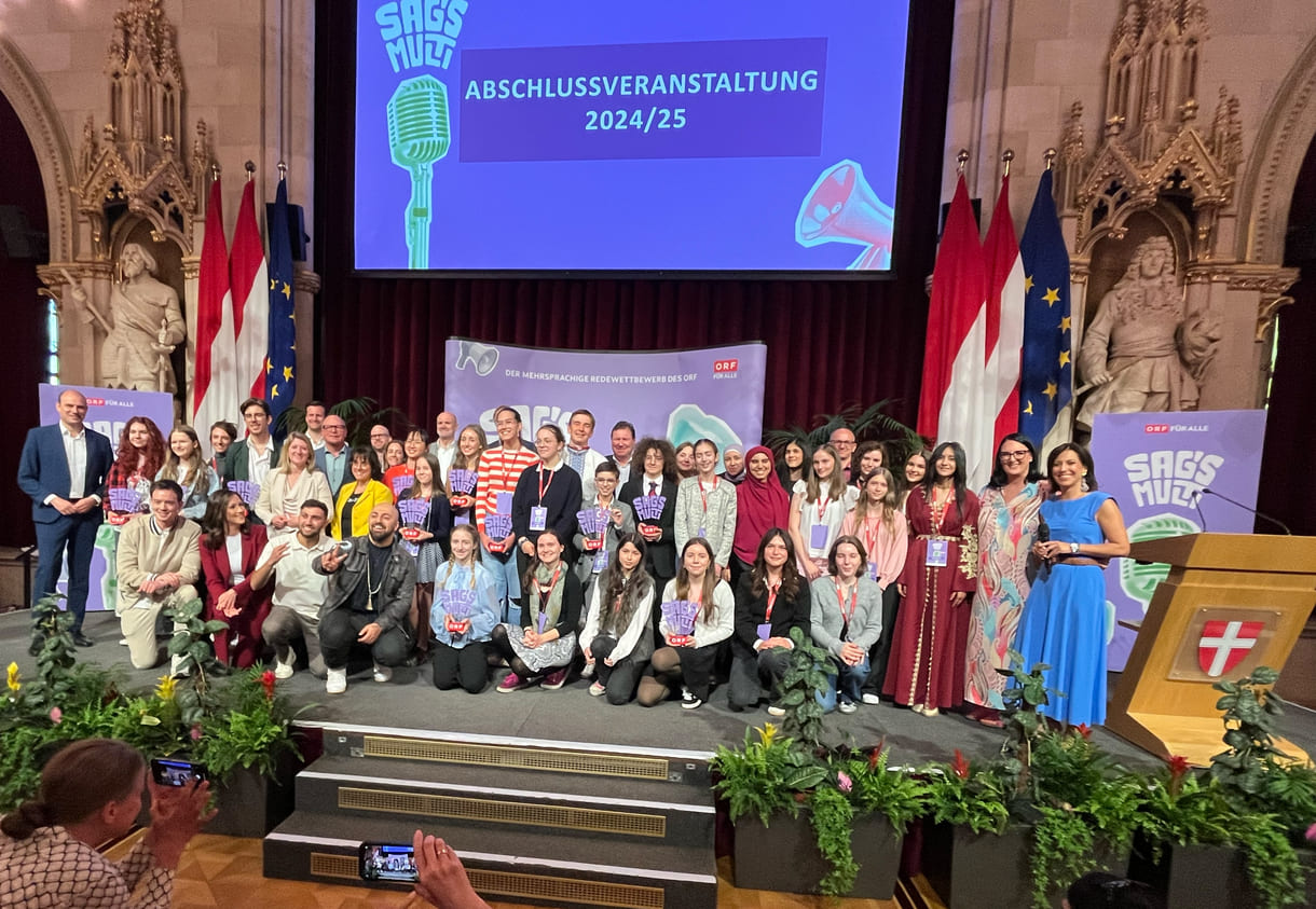 Abschließendes Großgruppenfoto aller (anwesenden) Preisträger:innen und Unterstützer:innen