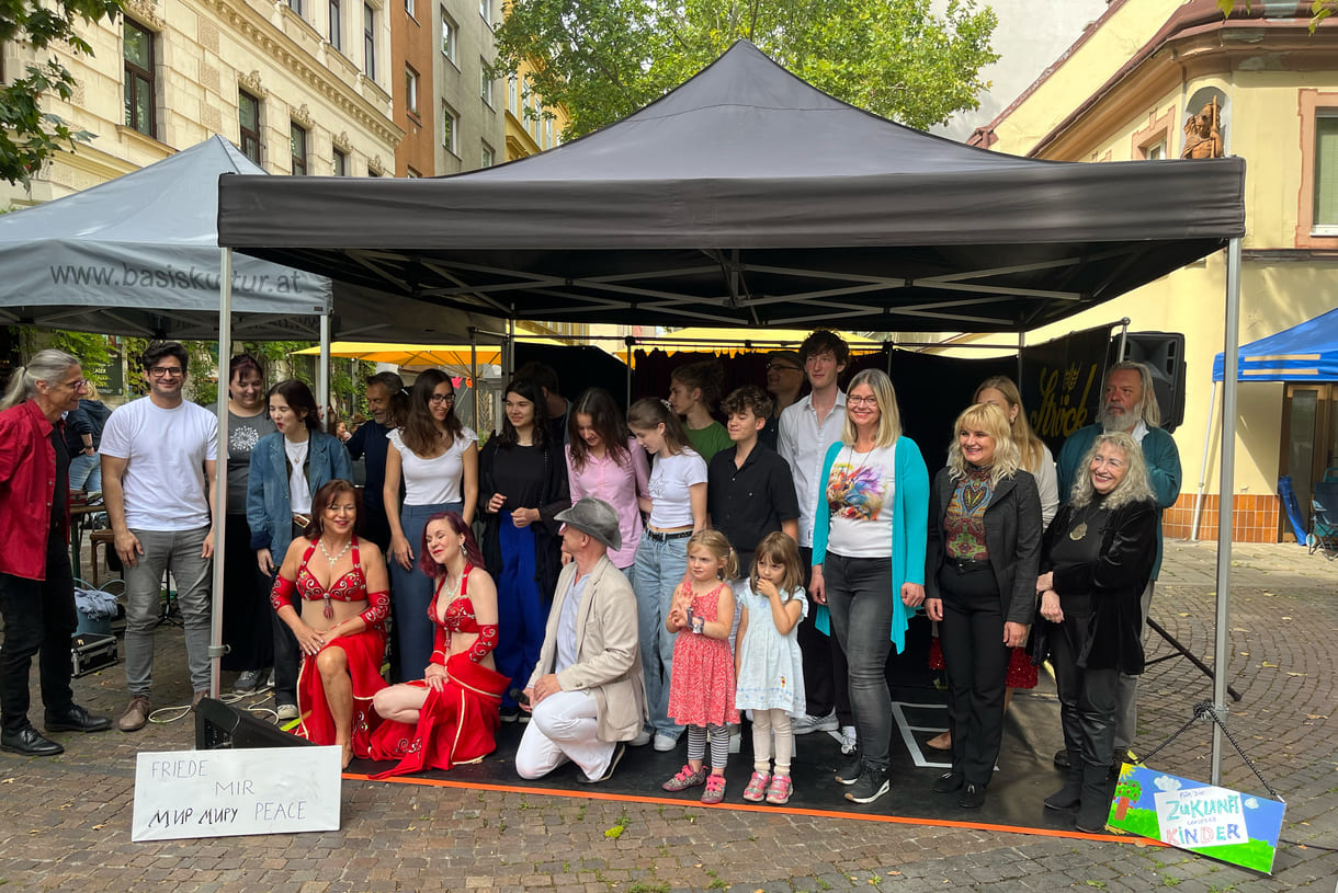 Großgruppenfoto der auftretenden Künstler:innen beim Friedensfest
