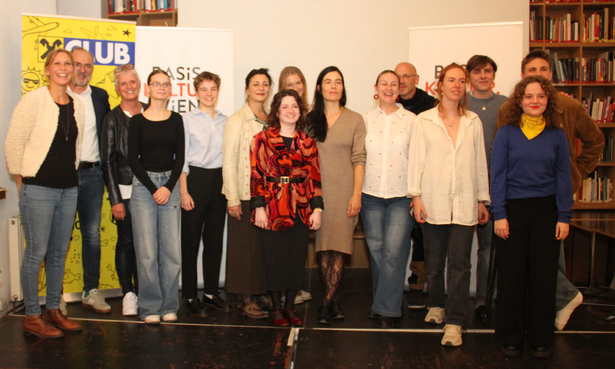 Großgruppenfoto aller - anwesenden - Preisträger:innen, Juror:innen, Organisatorinnen, Stadträtin und Geldgeber