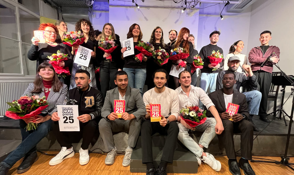 Großgruppenfoto aller anwesenden Preisträger:innen, Juror:innen, Preisübergeber:innen, Team der edition exil