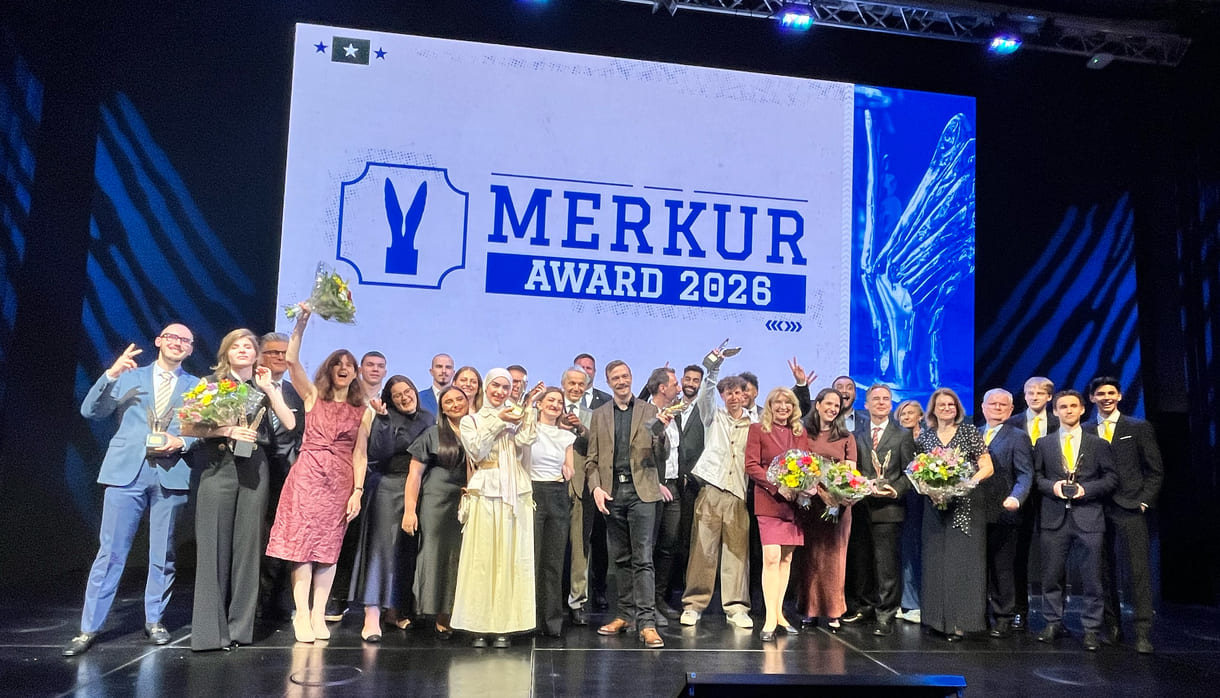 Großgruppenfoto aller Preisträger:innen, Laudator:innen usw.
