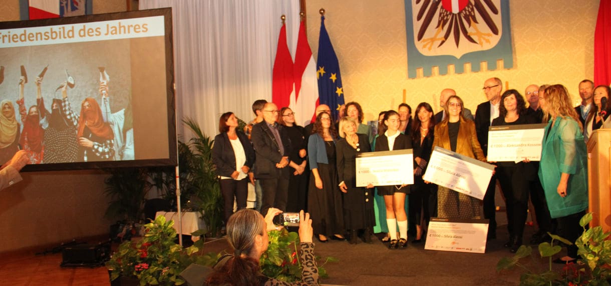 Großgruppenfoto der anwesenden Gewinner:innen, Preisüberreicher:innen usw.