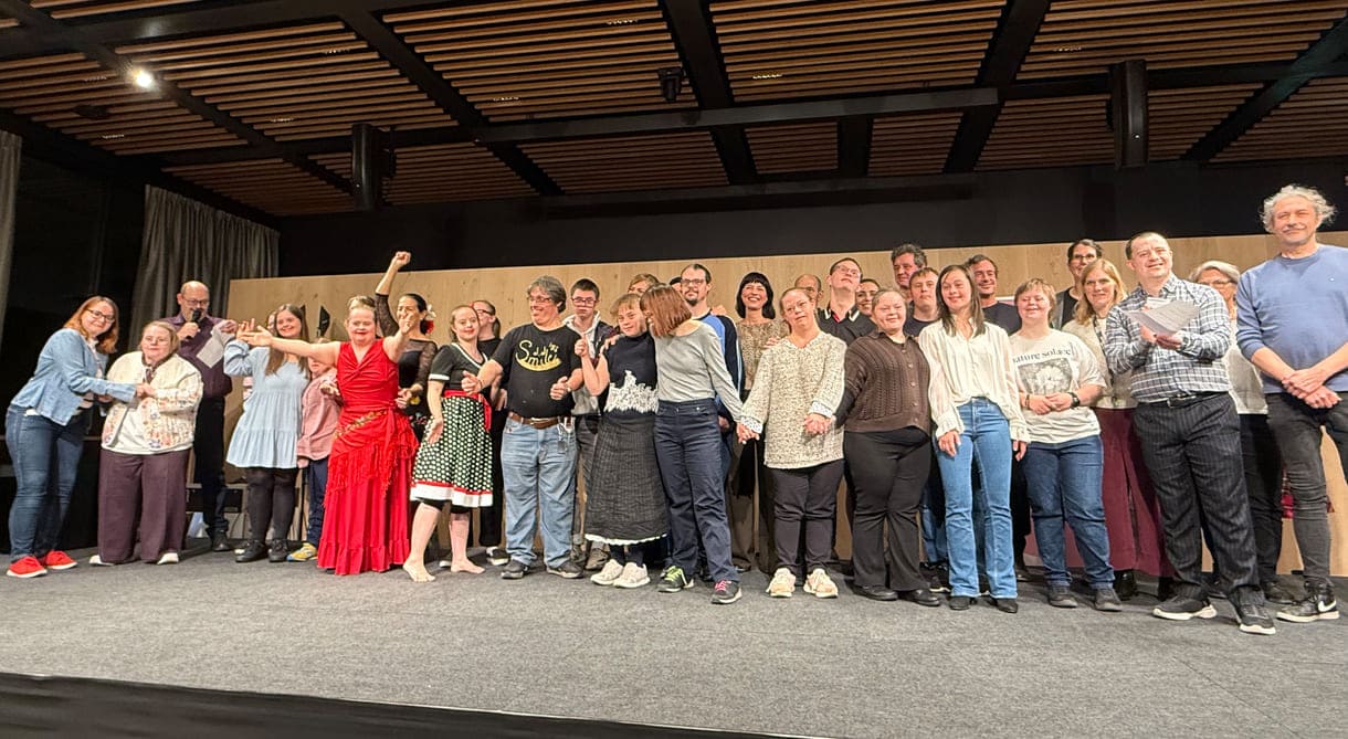 Großgruppenfoto aller - anwesenden - Mitwirkenden an der Ausstellung