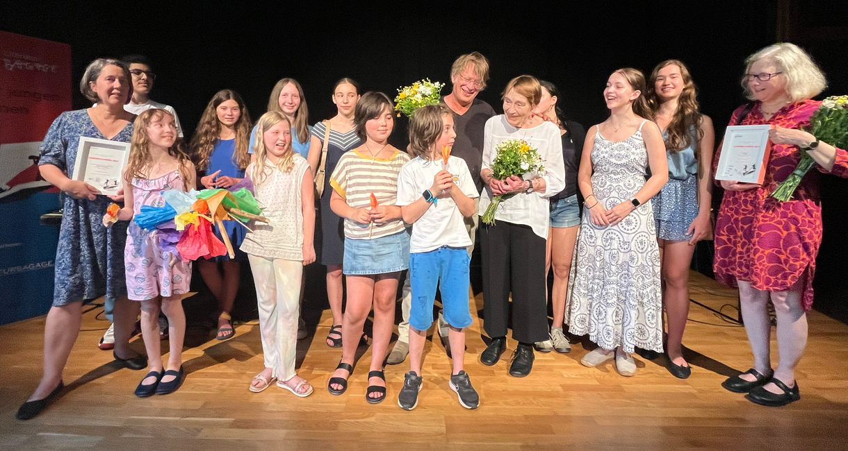Die beiden Jurys, die Literatur-Bagage-Initiatorinnen, Autor:innen, Übersetzerin und Renate Welsh auf dem Großgruppen-Foto