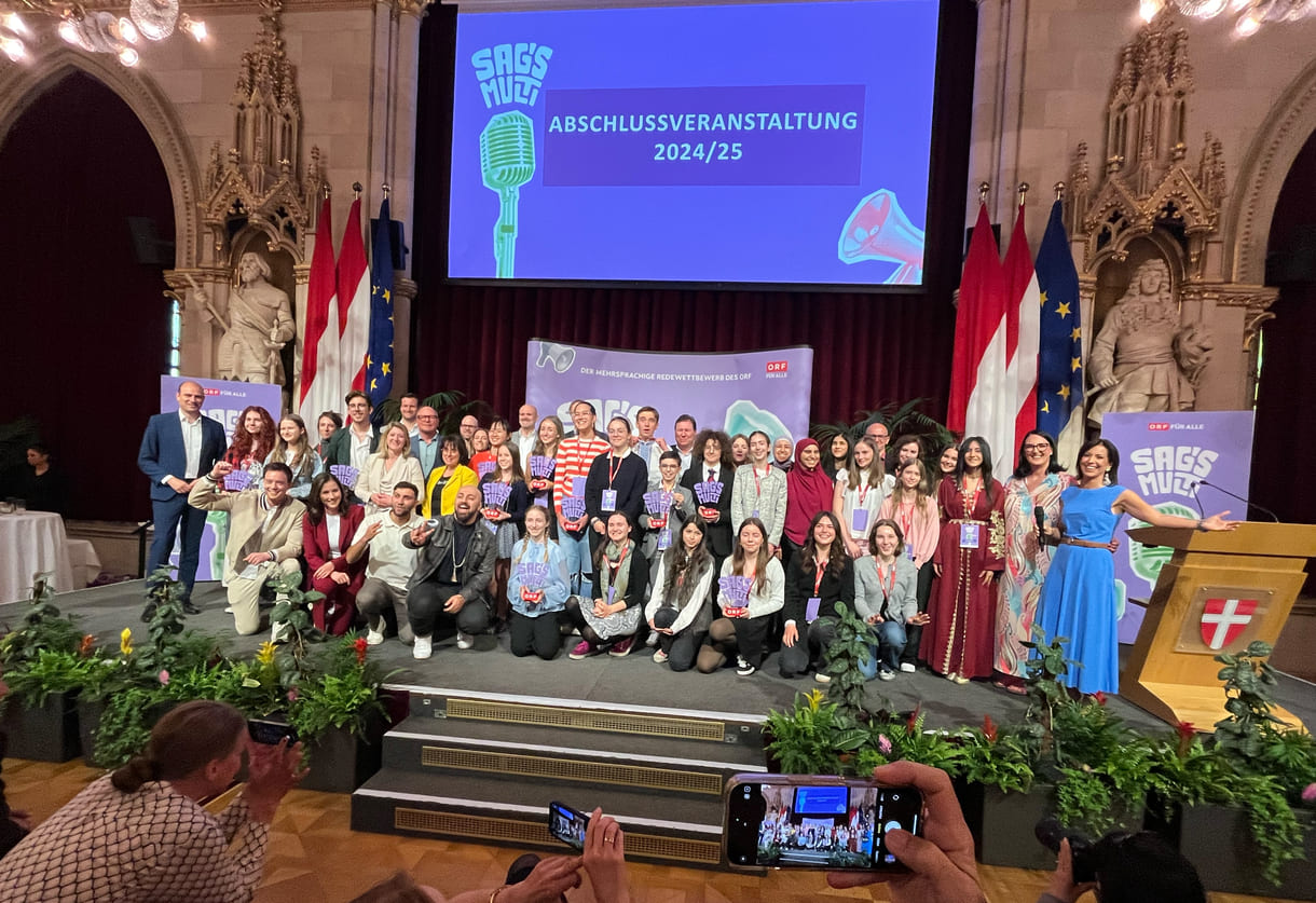 Abschließendes Großgruppenfoto aller (anwesenden) Preisträger:innen und Unterstützer:innen