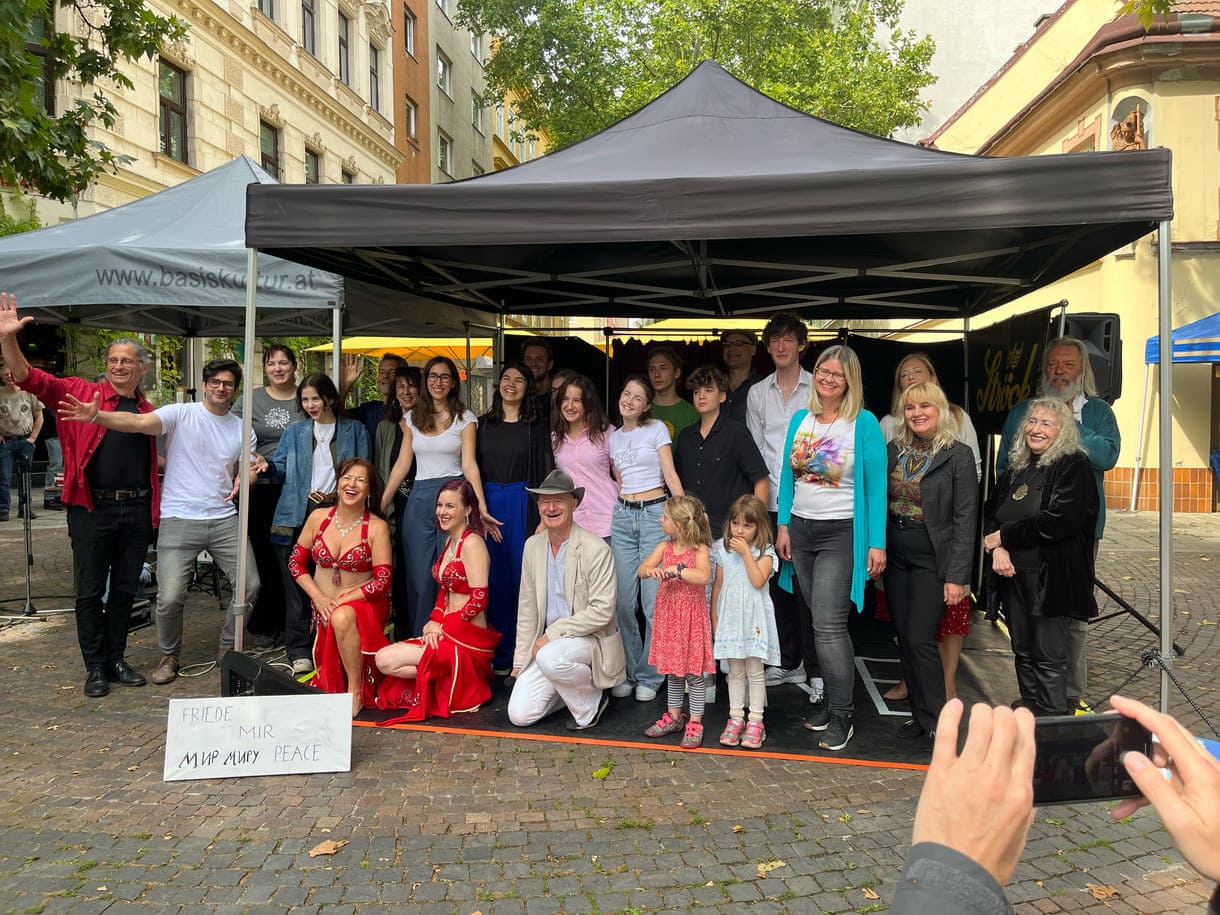 Großgruppenfoto der auftretenden Künstler:innen beim Friedensfest
