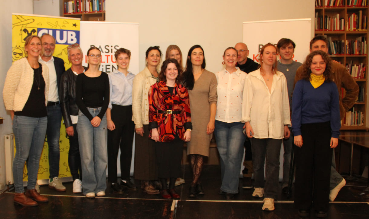 Großgruppenfoto aller - anwesenden - Preisträger:innen, Juror:innen, Organisatorinnen, Stadträtin und Geldgeber