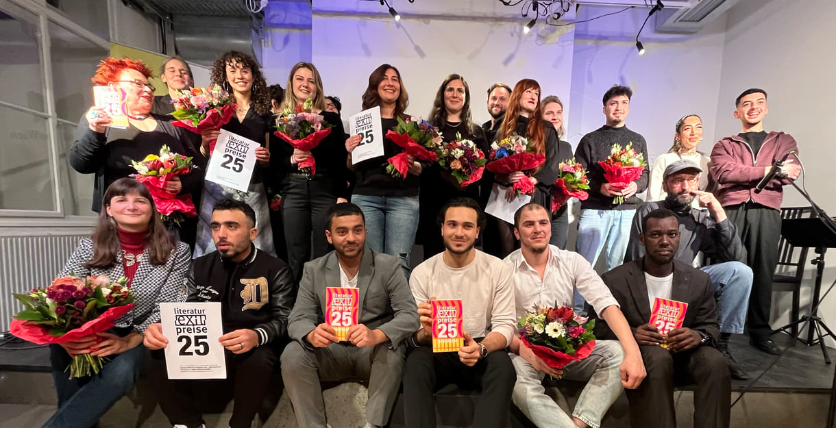 Großgruppenfoto aller anwesenden Preisträger:innen, Juror:innen, Preisübergeber:innen, Team der edition exil