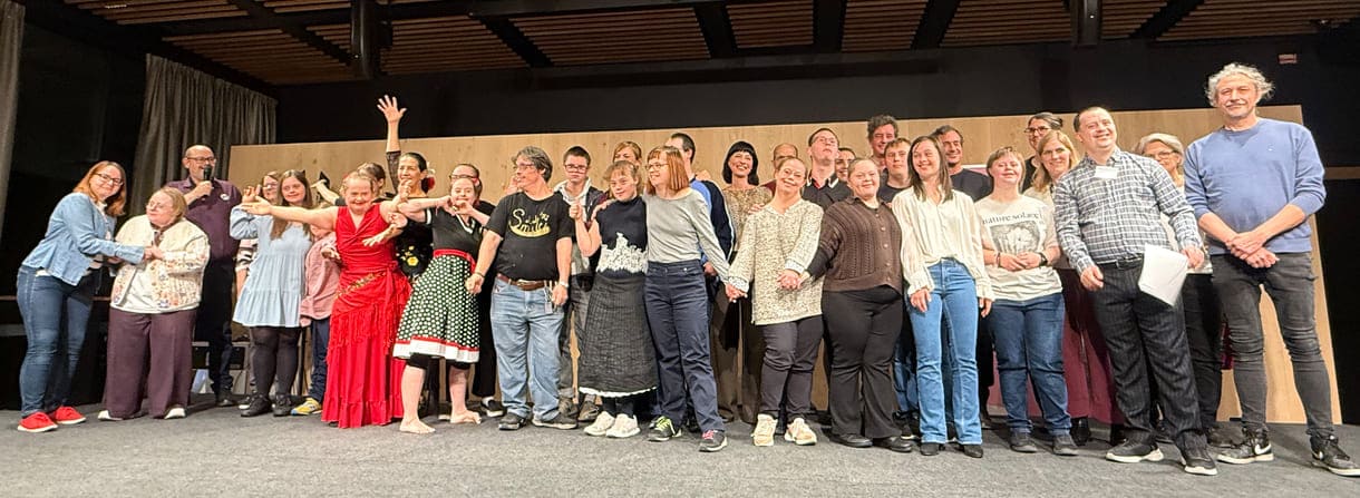 Großgruppenfoto aller - anwesenden - Mitwirkenden an der Ausstellung