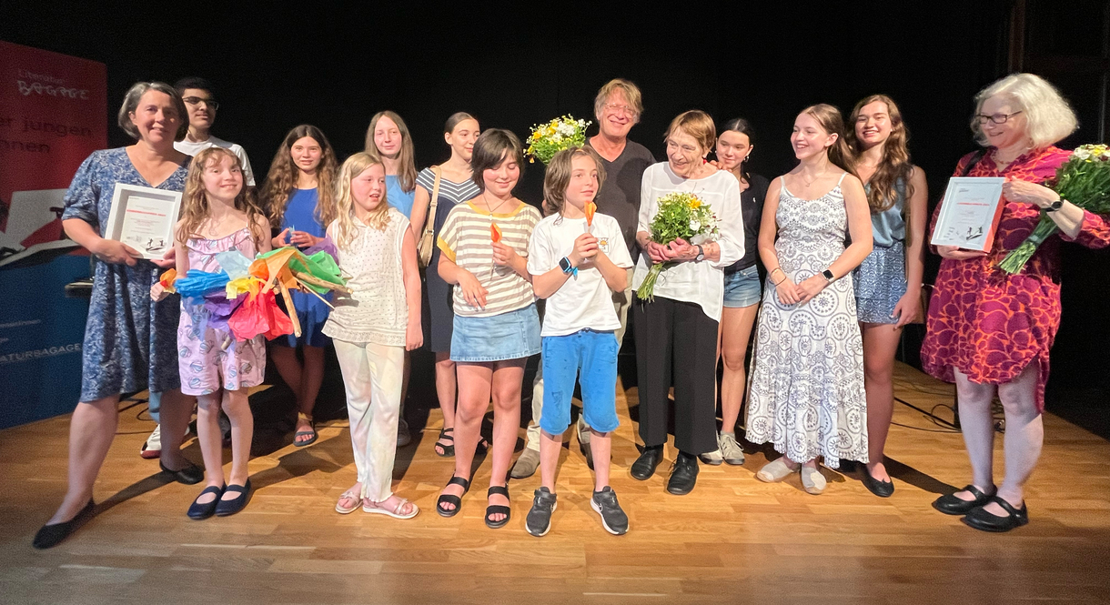 Die beiden Jurys, die Literatur-Bagage-Initiatorinnen, Autor:innen, Übersetzerin und Renate Welsh auf dem Großgruppen-Foto