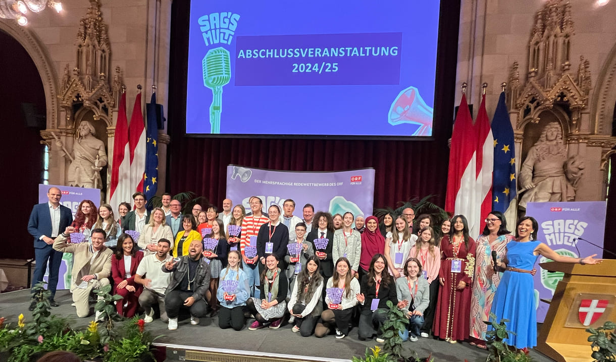 Abschließendes Großgruppenfoto aller (anwesenden) Preisträger:innen und Unterstützer:innen