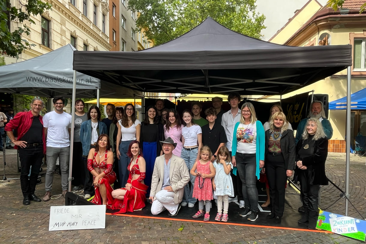 Großgruppenfoto der auftretenden Künstler:innen beim Friedensfest