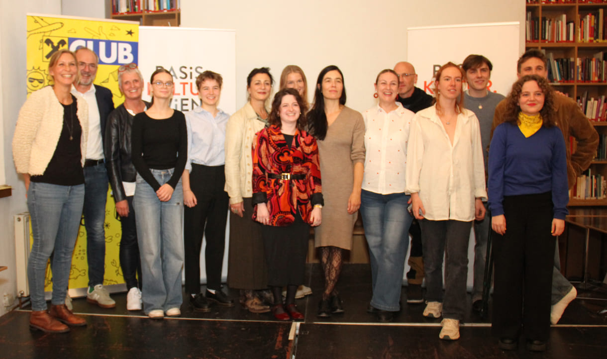 Großgruppenfoto aller - anwesenden - Preisträger:innen, Juror:innen, Organisatorinnen, Stadträtin und Geldgeber