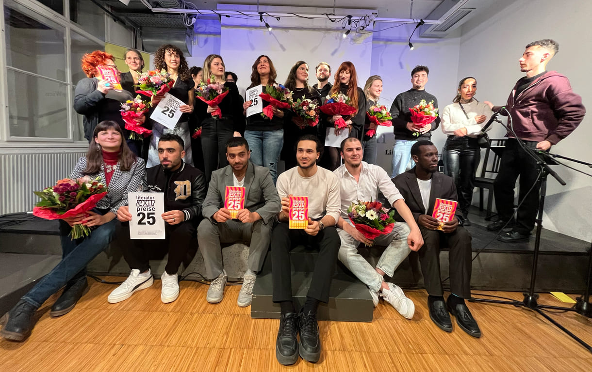 Großgruppenfoto aller anwesenden Preisträger:innen, Juror:innen, Preisübergeber:innen, Team der edition exil