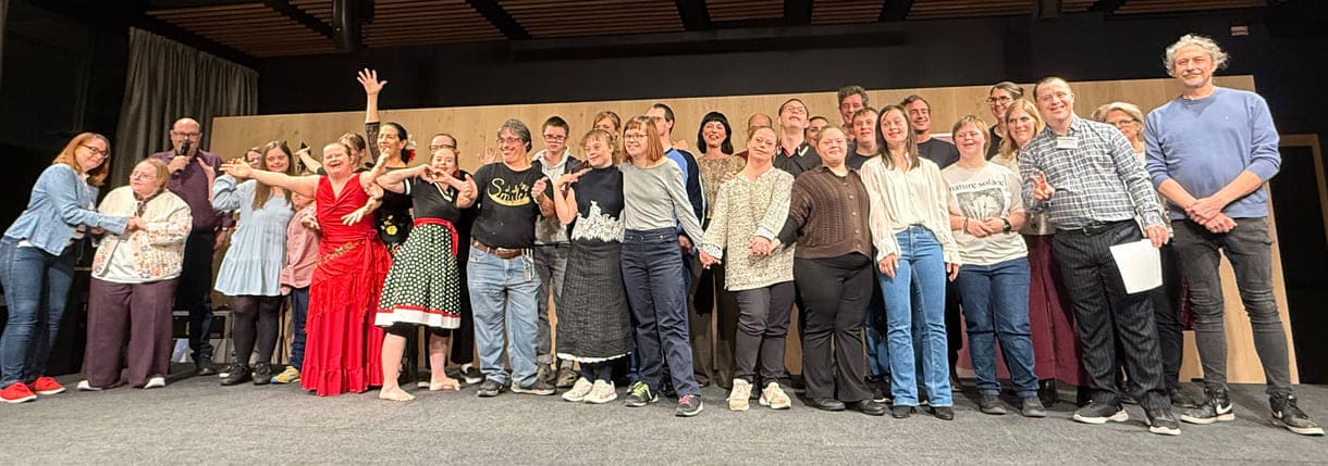 Großgruppenfoto aller - anwesenden - Mitwirkenden an der Ausstellung