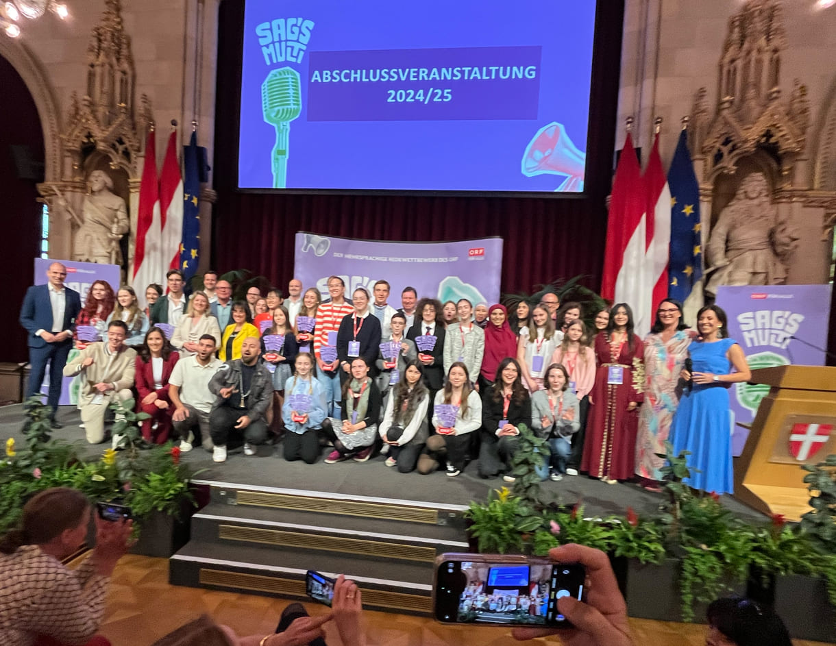Abschließendes Großgruppenfoto aller (anwesenden) Preisträger:innen und Unterstützer:innen