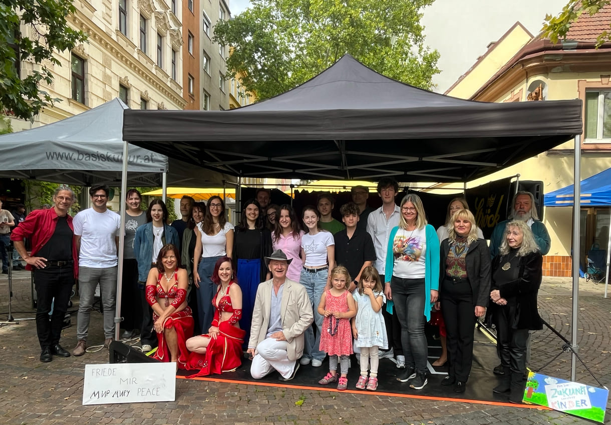 Großgruppenfoto der auftretenden Künstler:innen beim Friedensfest