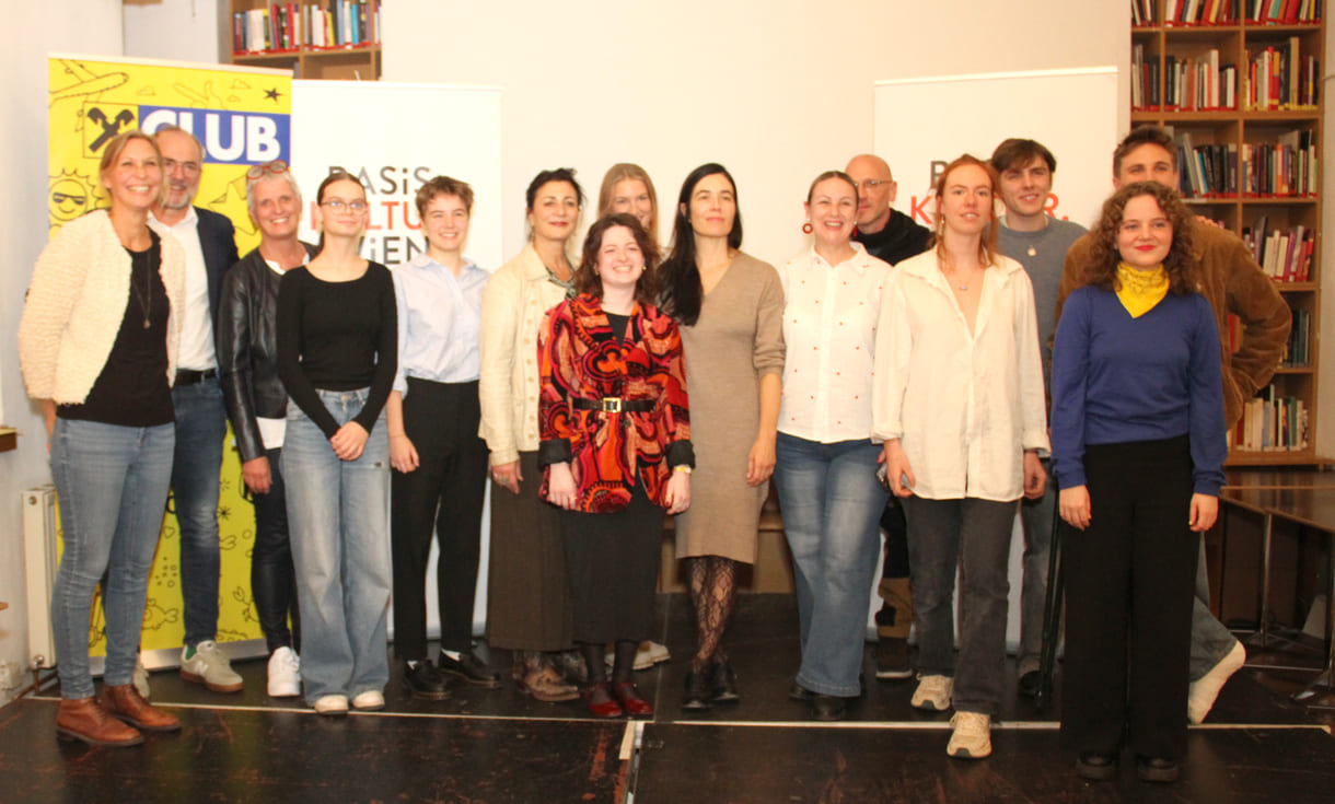 Großgruppenfoto aller - anwesenden - Preisträger:innen, Juror:innen, Organisatorinnen, Stadträtin und Geldgeber