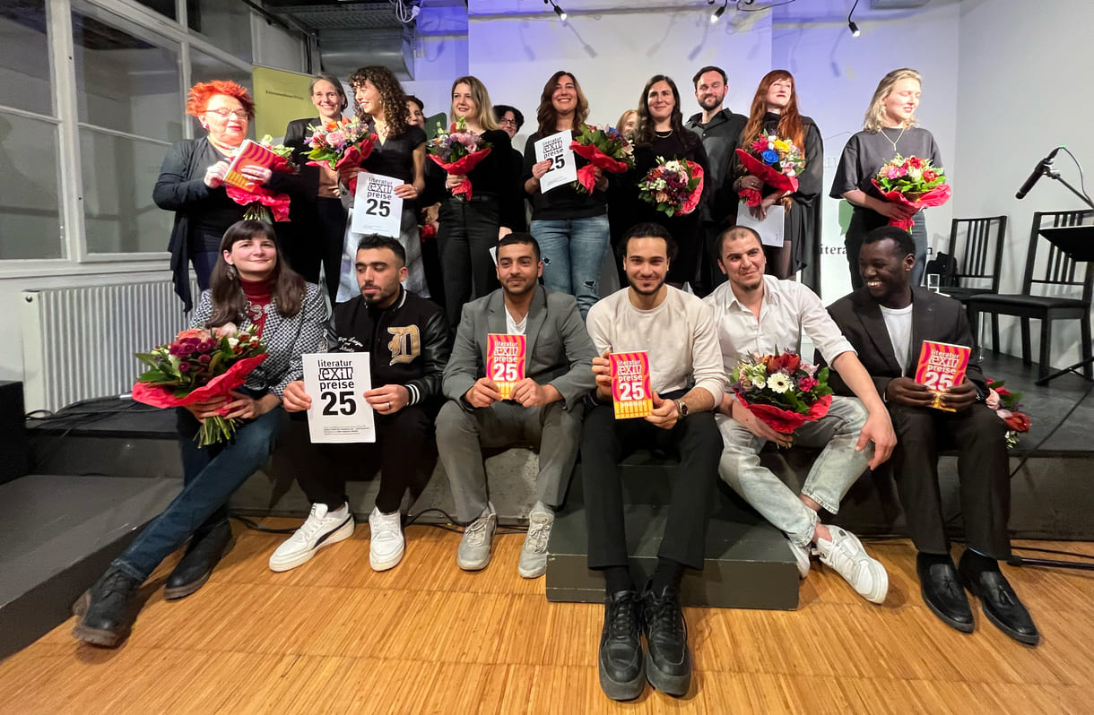 Großgruppenfoto aller anwesenden Preisträger:innen, Juror:innen, Preisübergeber:innen, Team der edition exil