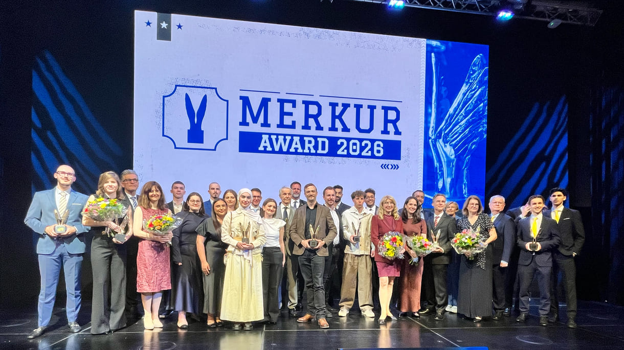 Großgruppenfoto aller Preisträger:innen, Laudator:innen usw.