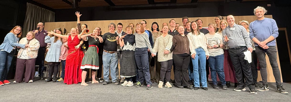 Großgruppenfoto aller - anwesenden - Mitwirkenden an der Ausstellung