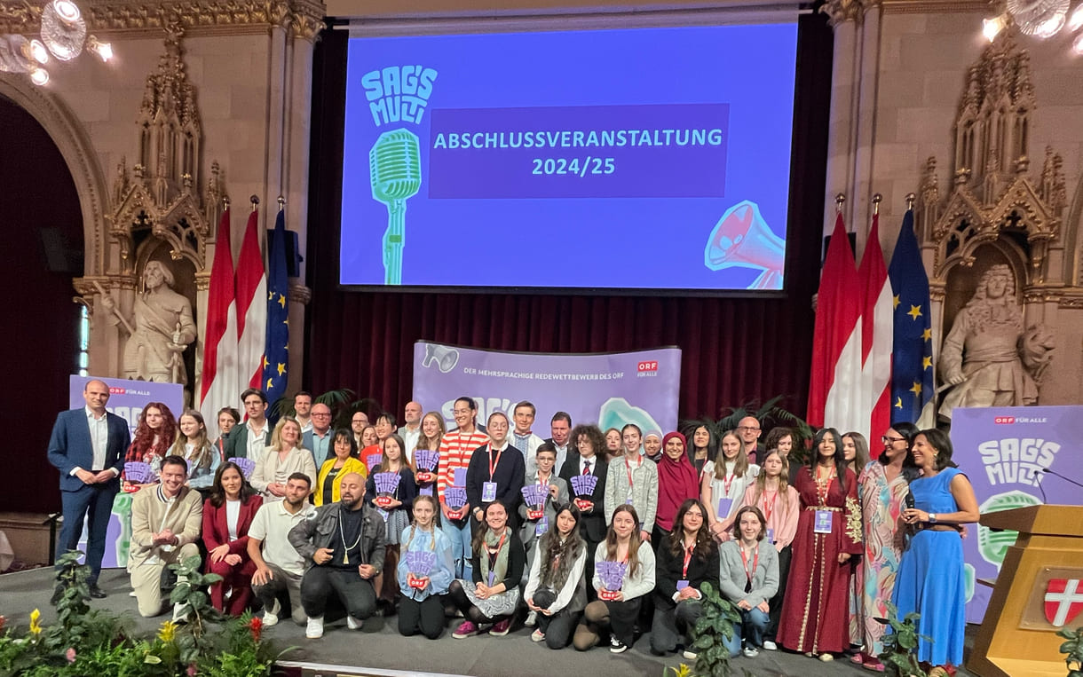 Abschließendes Großgruppenfoto aller (anwesenden) Preisträger:innen und Unterstützer:innen