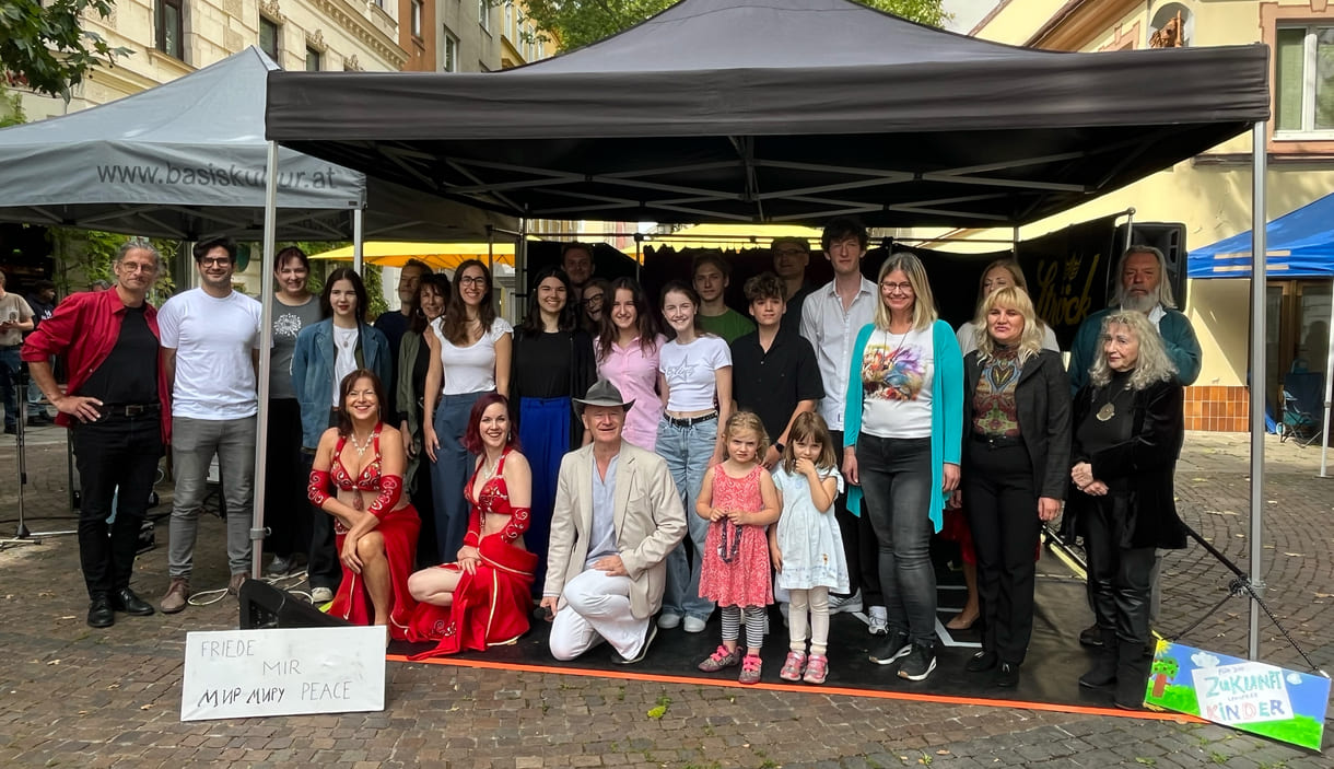 Großgruppenfoto der auftretenden Künstler:innen beim Friedensfest