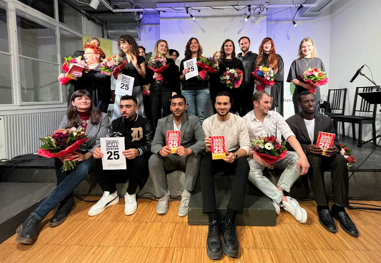 Großgruppenfoto aller anwesenden Preisträger:innen, Juror:innen, Preisübergeber:innen, Team der edition exil