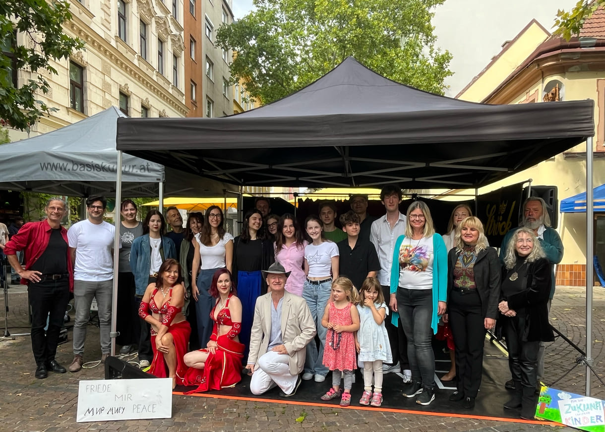 Großgruppenfoto der auftretenden Künstler:innen beim Friedensfest