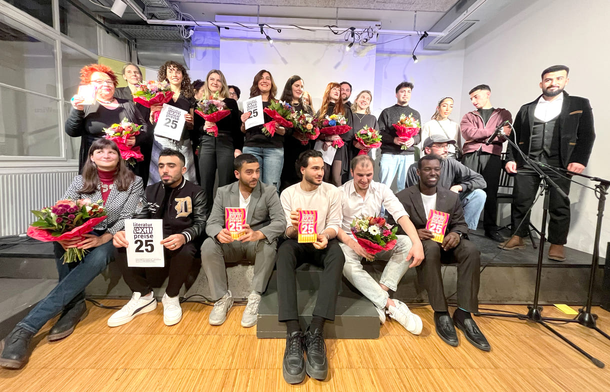 Großgruppenfoto aller anwesenden Preisträger:innen, Juror:innen, Preisübergeber:innen, Team der edition exil