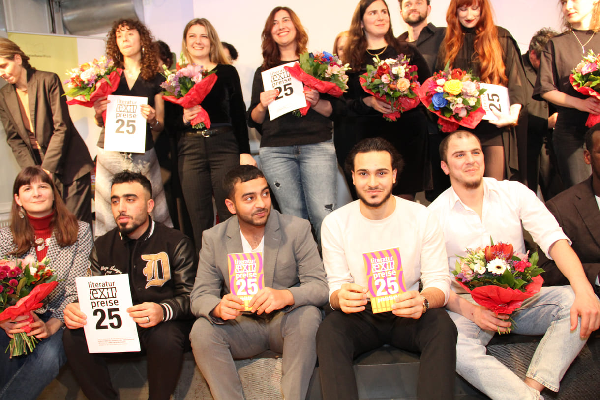 Großgruppenfoto aller anwesenden Preisträger:innen, Juror:innen, Preisübergeber:innen, Team der edition exil