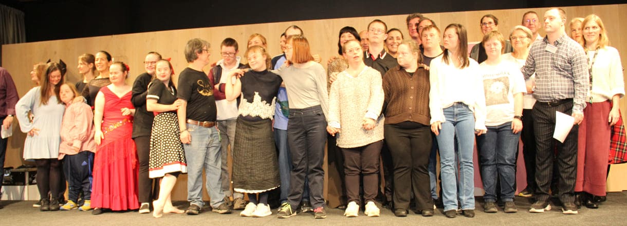 Großgruppenfoto aller - anwesenden - Mitwirkenden an der Ausstellung