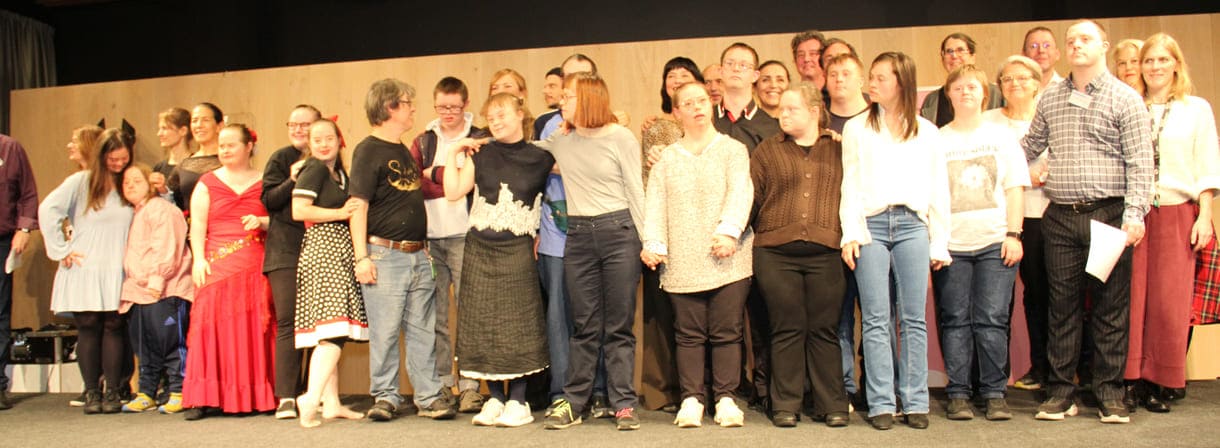 Großgruppenfoto aller - anwesenden - Mitwirkenden an der Ausstellung