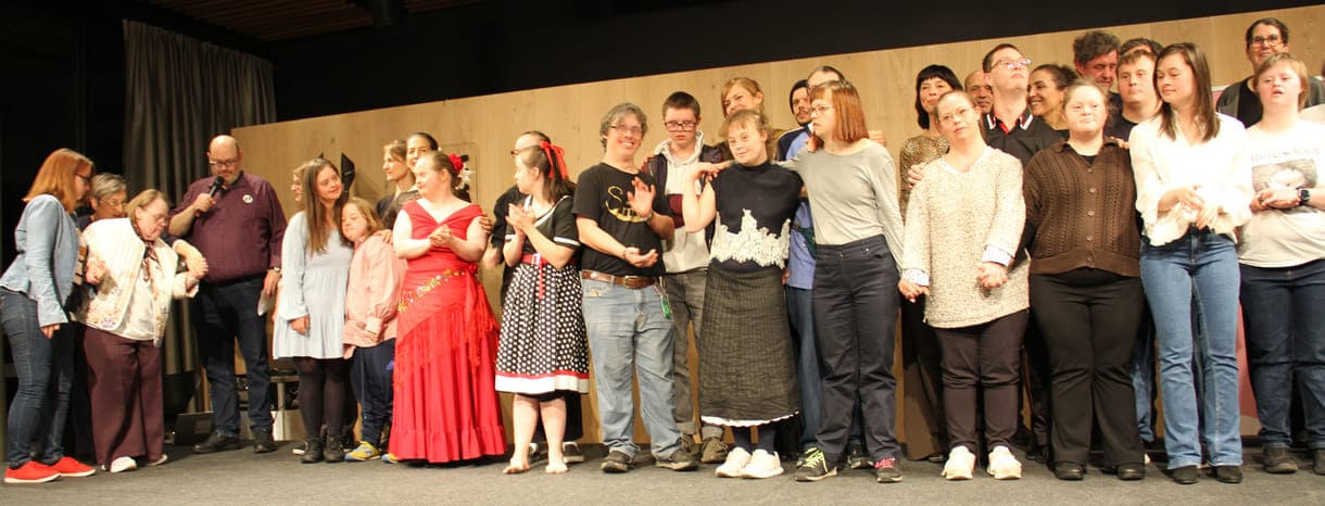 Großgruppenfoto aller - anwesenden - Mitwirkenden an der Ausstellung