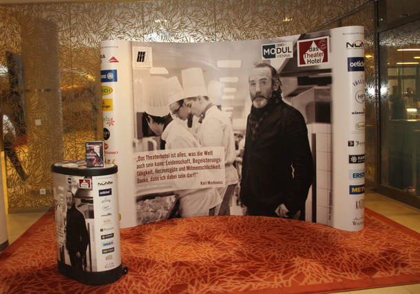 Nach Otto Tausigs Tod (2011) übernahm Karl Markovics die Rolle des künstlerischen Protagonisten für das Theaterhotel