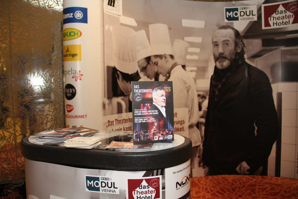 Nach Otto Tausigs Tod (2011) übernahm Karl Markovics die Rolle des künstlerischen Protagonisten für das Theaterhotel