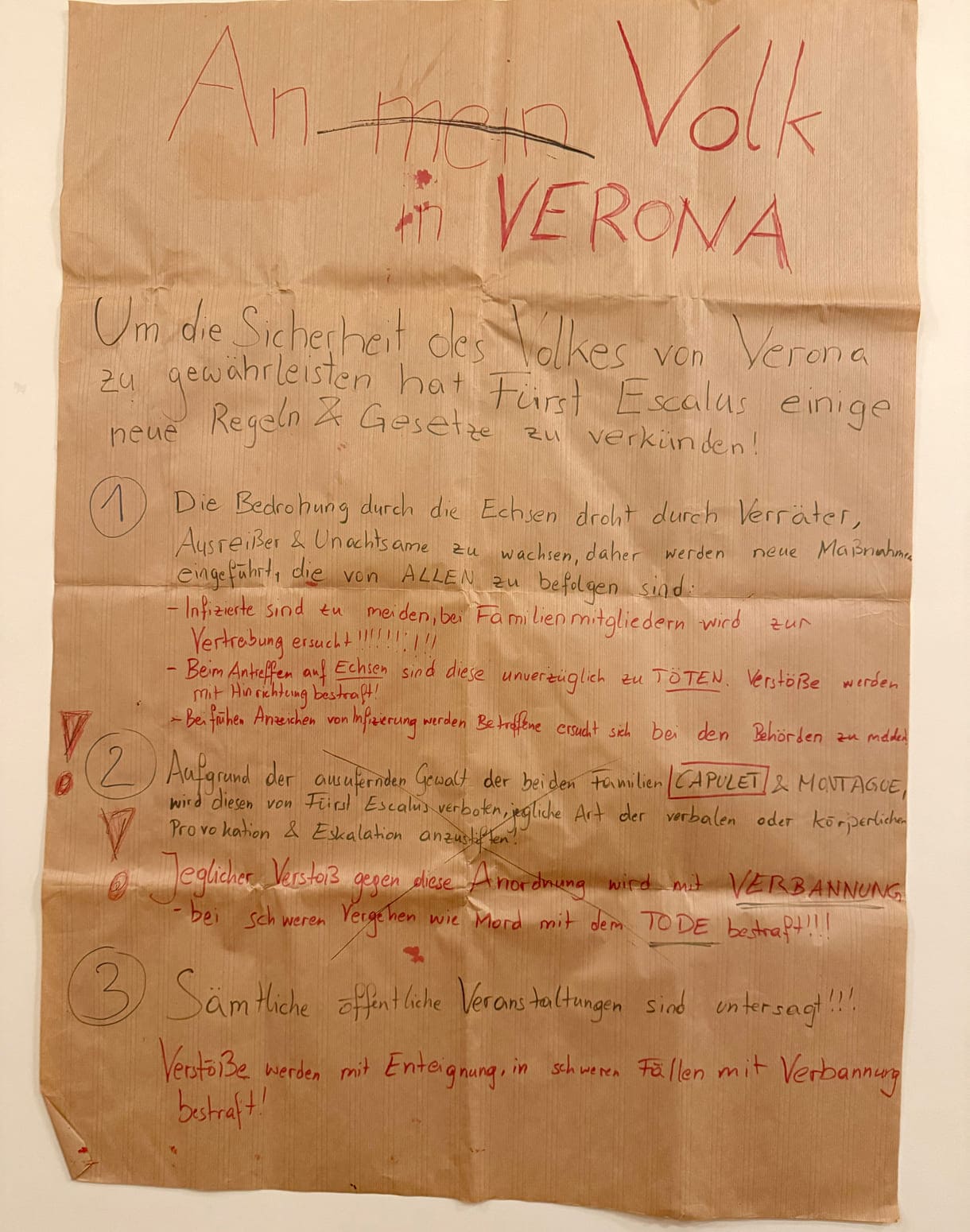 Flugblätter, Transparente, Plakate zieren Wände und Ballustraden...