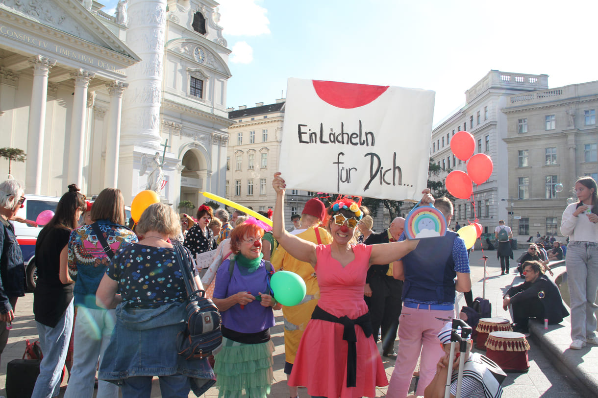 Große und kleine handgemalte Schrifttafeln bei der Kundgebung
