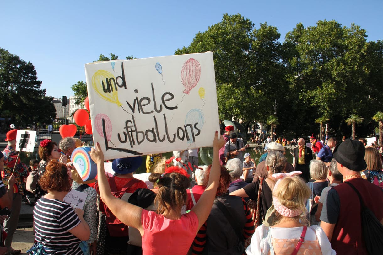 Große und kleine handgemalte Schrifttafeln bei der Kundgebung