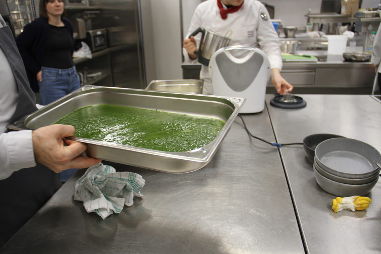 Diese grüne Sauce ist kein Spinat, sondern fein gemixgter Schnittlauch - um daraus Öl zu gewinnen